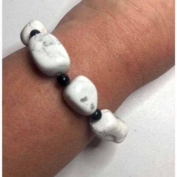 1681 White Howlite chunky nugget boho toggle bracelet  54grams - Picture 2 of 2